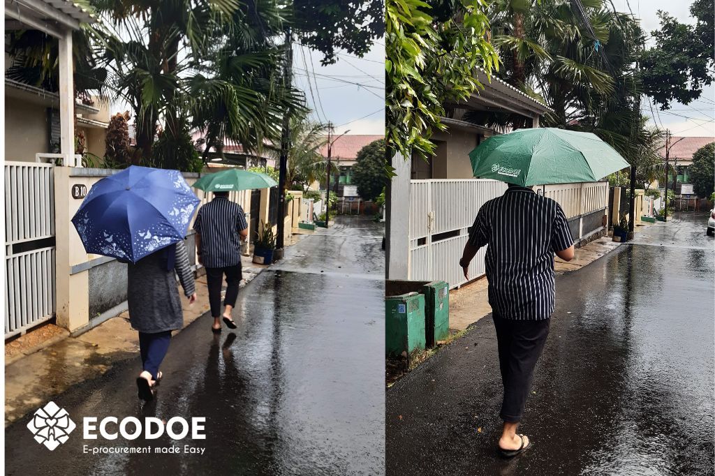 Payung berfungsi melindungi tubuh dari hujan.