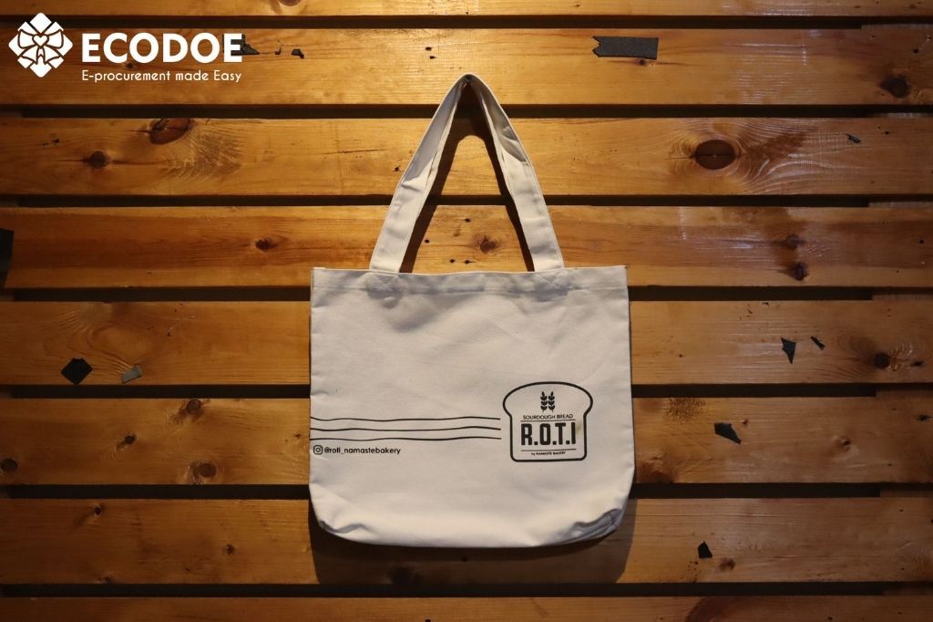 Goodie bag custom yang dicetak dengan logo perusahaan.