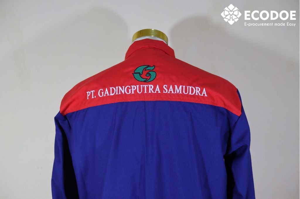 Contoh jaket coach dengan logo yang dicustom sendiri dari Lokasoka