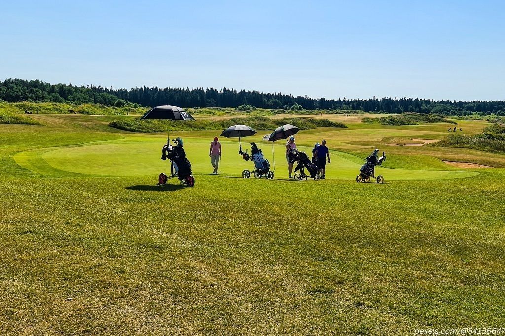 Penggunaan payung golf Lokasoka untuk menangkal terik matahari memastikan kelancaran kegiatan di arena golf