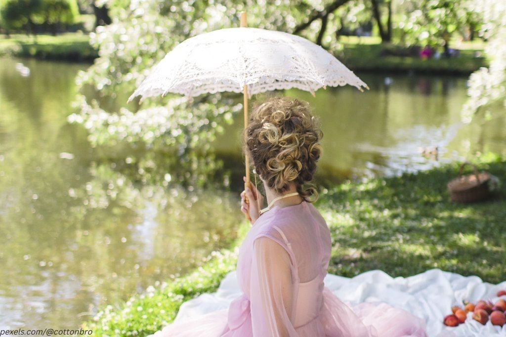 Fashion umbrella dipakai sebagai properti dalam dunia fotografi.