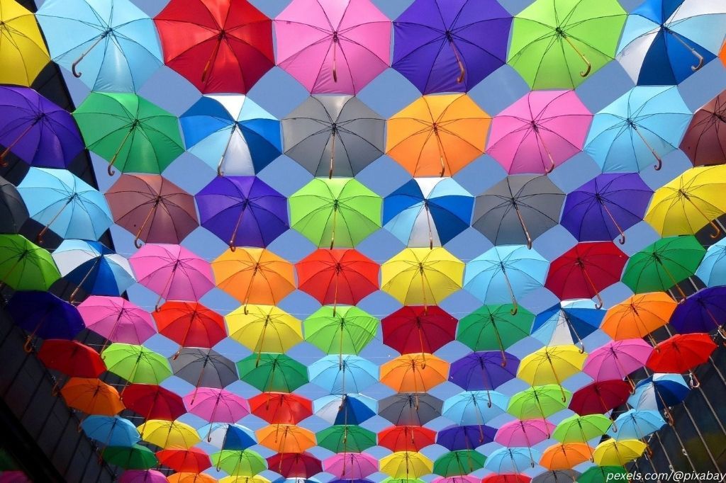 Payung sebagai dekorasi unik dan estetik.